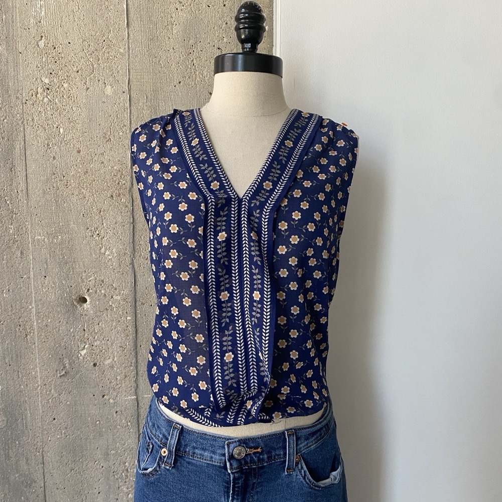 Max Studio Blue Floral‎ Sleeveless V-Neck Top Breathable Women's Size Small 1438